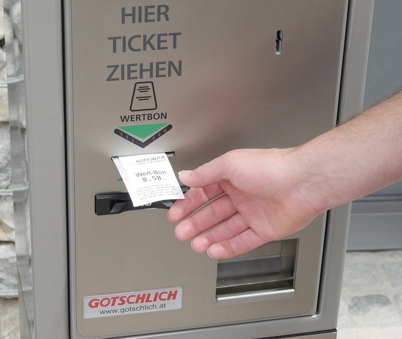 Bezahlautomat BM 700 mit Drehkreuz Vario Ticket Entnahme